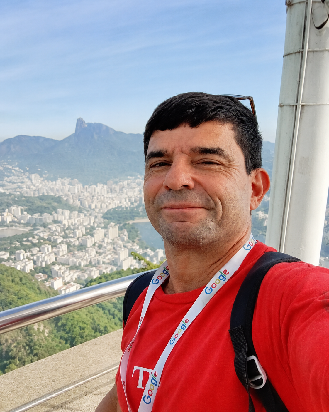 Carlos Ribeiro, guia de turismo, com vista para o Cristo Redentor e a orla do Rio de Janeiro